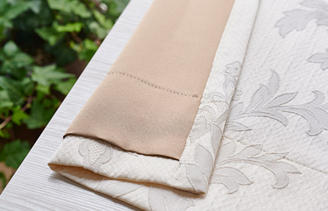 大きなつる柄と単色使いで使いやすい裏地付き2級遮光カーテン　アンドレー