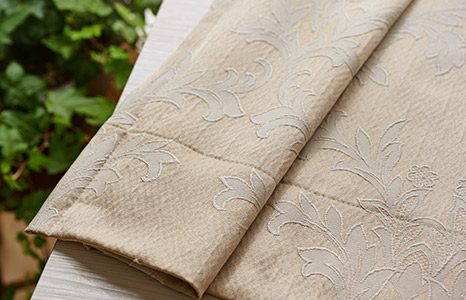 大きなつる柄と単色使いで使いやすい裏地付き2級遮光カーテン　アンドレー