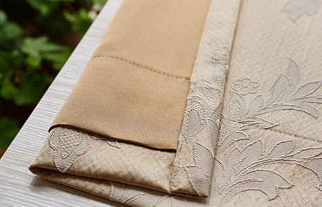 大きなつる柄と単色使いで使いやすい裏地付き2級遮光カーテン　アンドレー