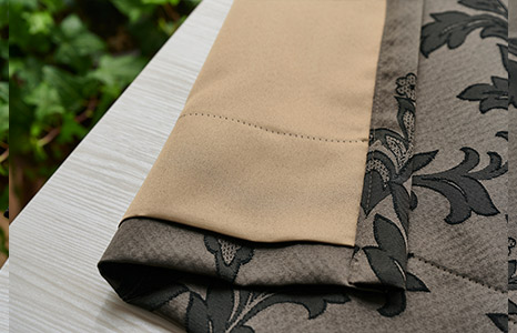 大きなつる柄と単色使いで使いやすい裏地付き2級遮光カーテン　アンドレー