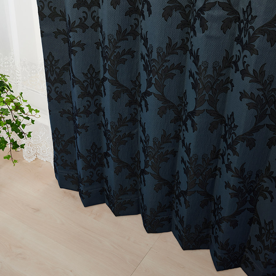 大きなつる柄と単色使いで使いやすい裏地付き2級遮光カーテン　アンドレー