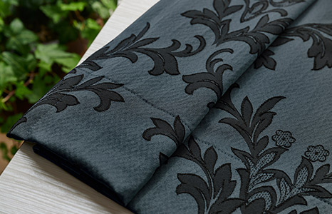 大きなつる柄と単色使いで使いやすい裏地付き2級遮光カーテン　アンドレー