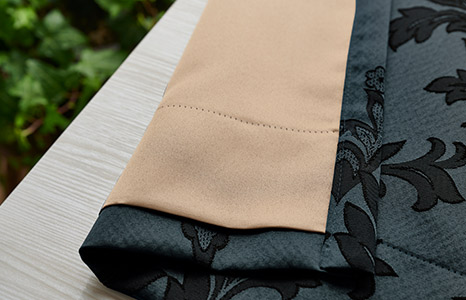 大きなつる柄と単色使いで使いやすい裏地付き2級遮光カーテン　アンドレー