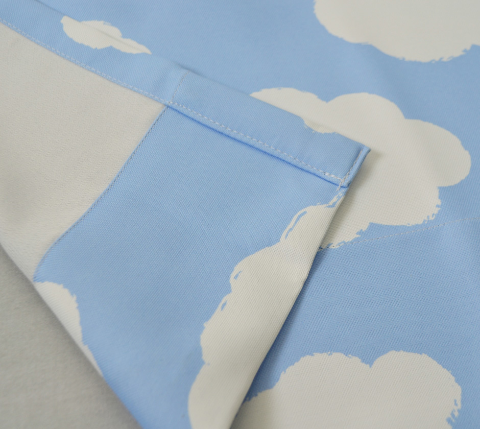 3級遮光カーテン　青空くじら