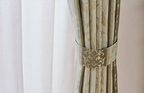 ストライプとダマスク柄のジャガード織裏地付き2級遮光カーテン　5394