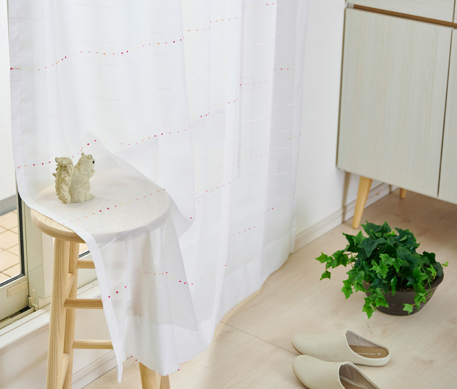 リズミカルなドットがおしゃれな遮熱・防炎レースカーテン　FP0705