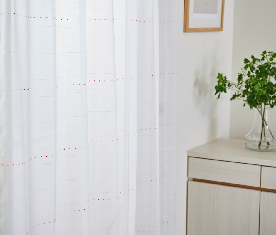 リズミカルなドットがおしゃれな遮熱・防炎レースカーテン　FP0705