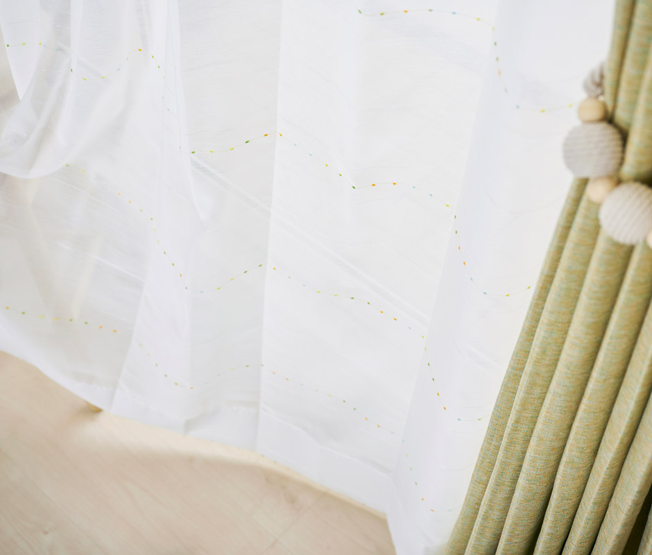 リズミカルなドットがおしゃれな遮熱・防炎レースカーテン　FP0705