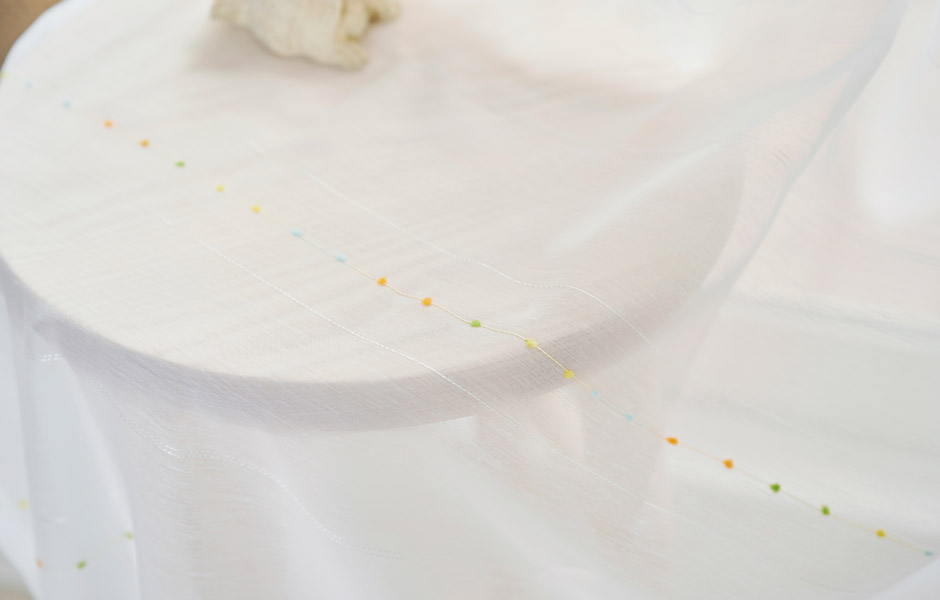 リズミカルなドットがおしゃれな遮熱・防炎レースカーテン　FP0705