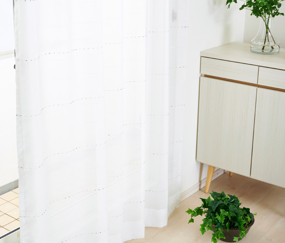 リズミカルなドットがおしゃれな遮熱・防炎レースカーテン　FP0705