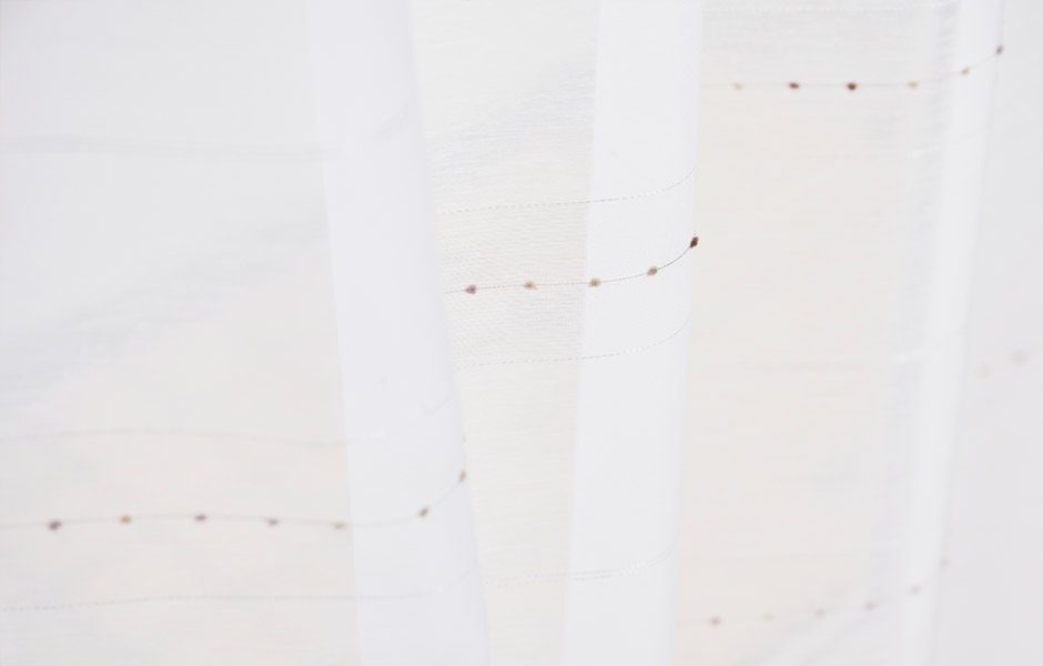 リズミカルなドットがおしゃれな遮熱・防炎レースカーテン　FP0705