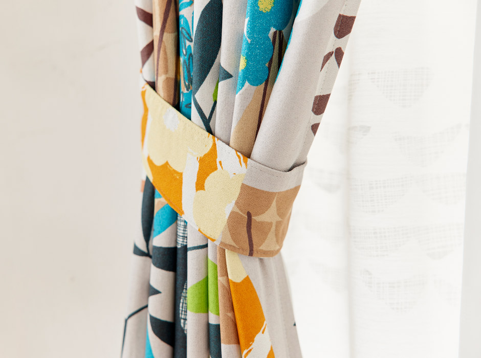 【2～3級遮光カーテン】可愛い花瓶と植物を大胆にデザインした　フラワーポット（D-1196)