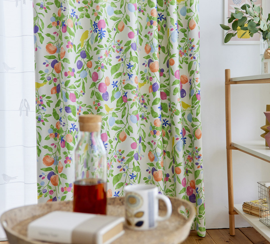 【2級遮光カーテン】小鳥や植物を鮮やかな水彩タッチで表現した フルーツトリ（D-1196)