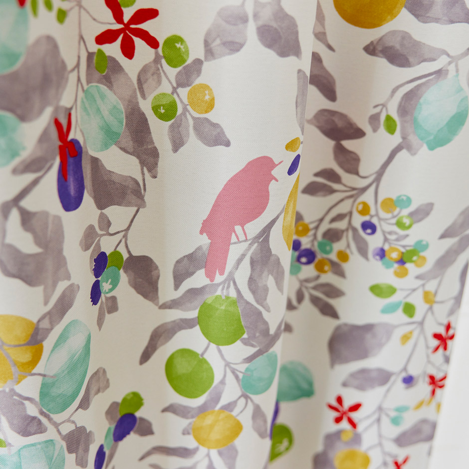 【2級遮光カーテン】小鳥や植物を鮮やかな水彩タッチで表現した フルーツトリ（D-1196)