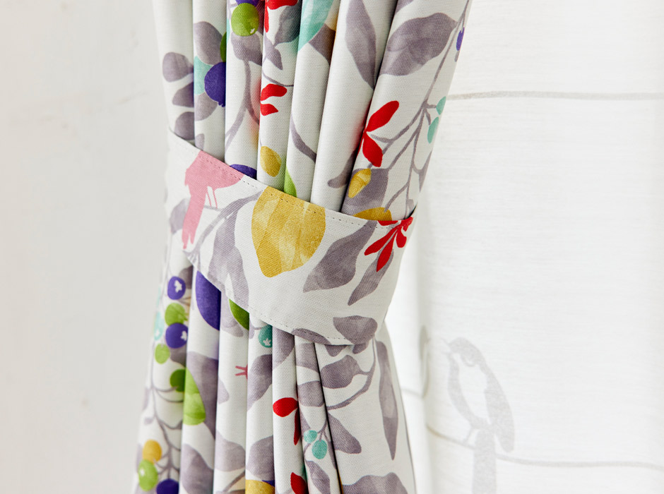 【2級遮光カーテン】小鳥や植物を鮮やかな水彩タッチで表現した フルーツトリ（D-1196)