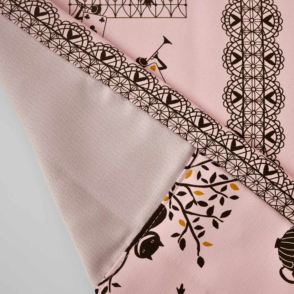 不思議の国のアリスの物語に入り込んだような2級遮光カーテン　ＫＫ-373