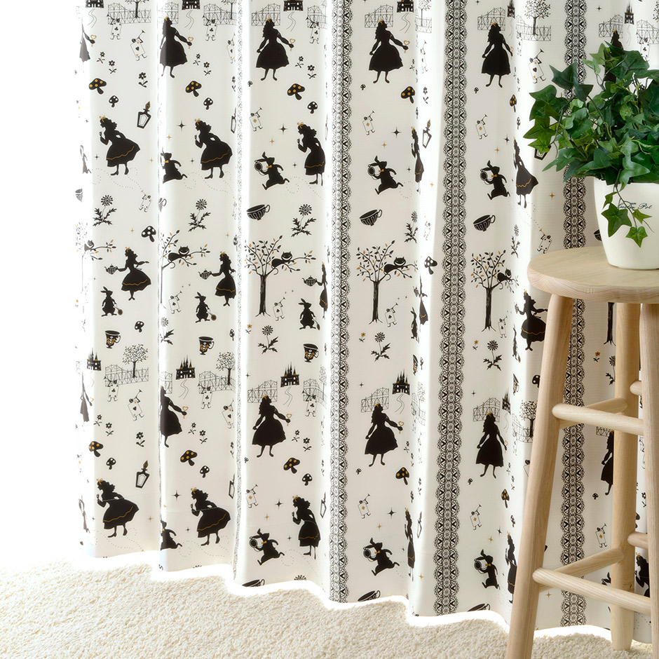 不思議の国のアリスの物語に入り込んだような2級遮光カーテン　ＫＫ-373