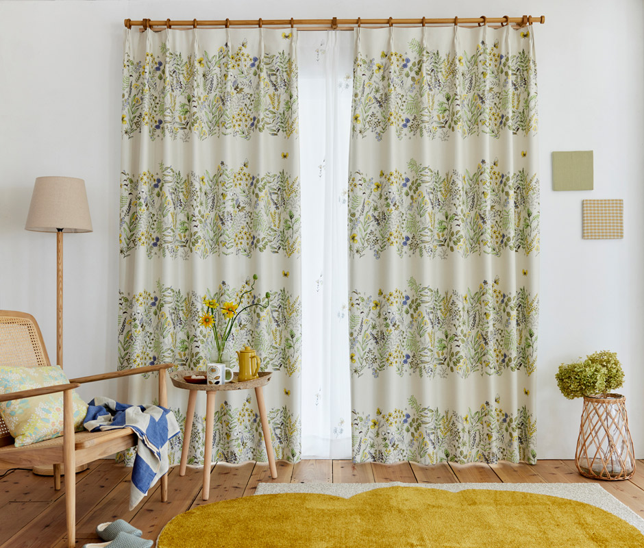 【2級遮光カーテン】道ばたに咲く植物や蝶を大胆に構成したボーダー柄　ミチクサ（D-1196)