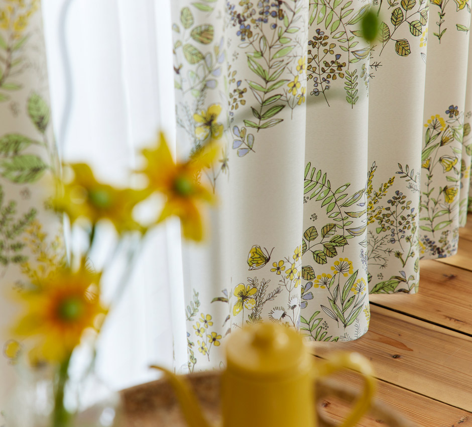 【2級遮光カーテン】道ばたに咲く植物や蝶を大胆に構成したボーダー柄　ミチクサ（D-1196)