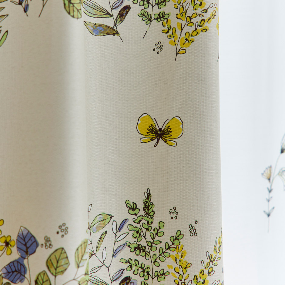 【2級遮光カーテン】道ばたに咲く植物や蝶を大胆に構成したボーダー柄　ミチクサ（D-1196)