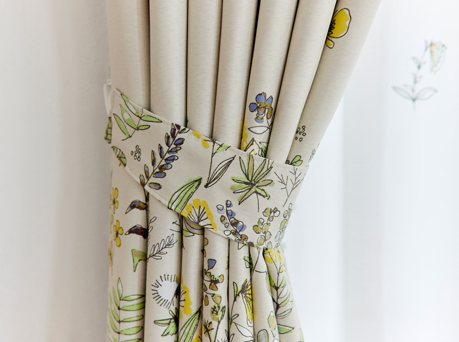 【2級遮光カーテン】道ばたに咲く植物や蝶を大胆に構成したボーダー柄　ミチクサ（D-1196)