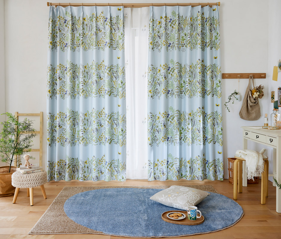 【2級遮光カーテン】道ばたに咲く植物や蝶を大胆に構成したボーダー柄　ミチクサ（D-1196)