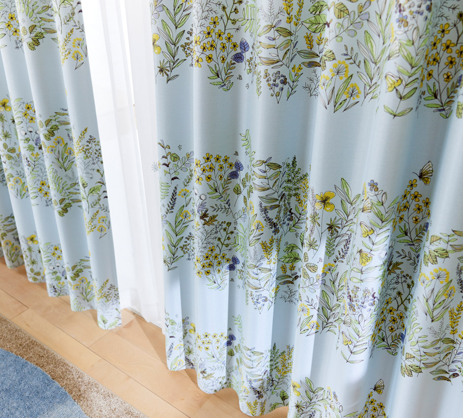 【2級遮光カーテン】道ばたに咲く植物や蝶を大胆に構成したボーダー柄　ミチクサ（D-1196)