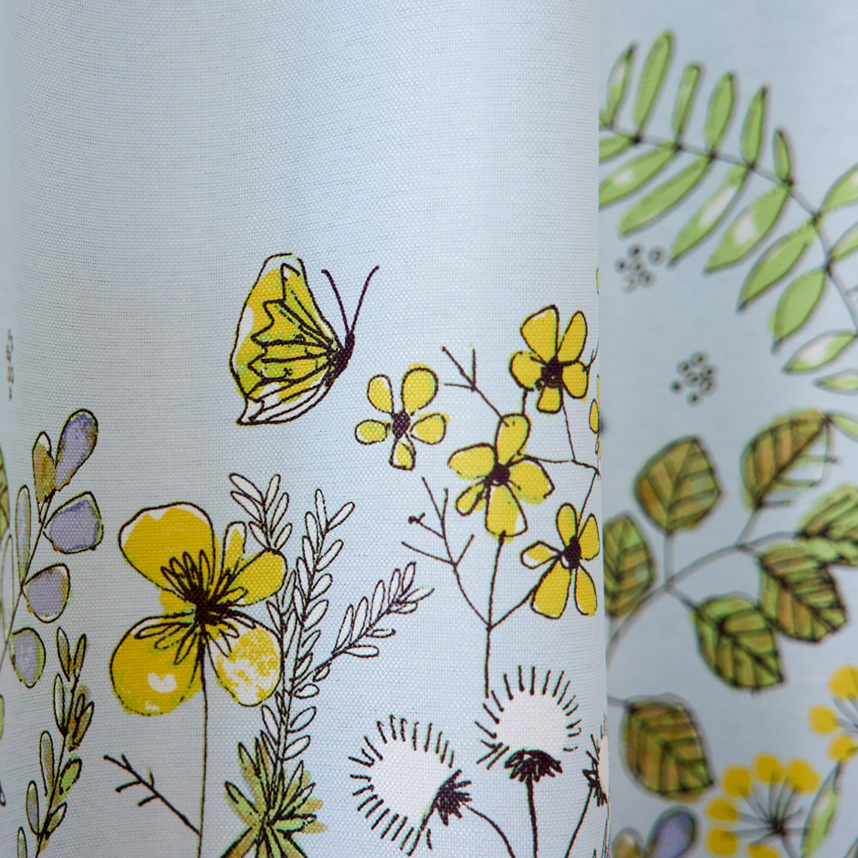 【2級遮光カーテン】道ばたに咲く植物や蝶を大胆に構成したボーダー柄　ミチクサ（D-1196)