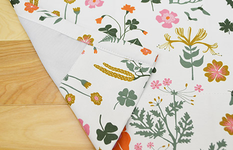 北欧風草花柄がプリントされた2級遮光カーテン　LEAF11078