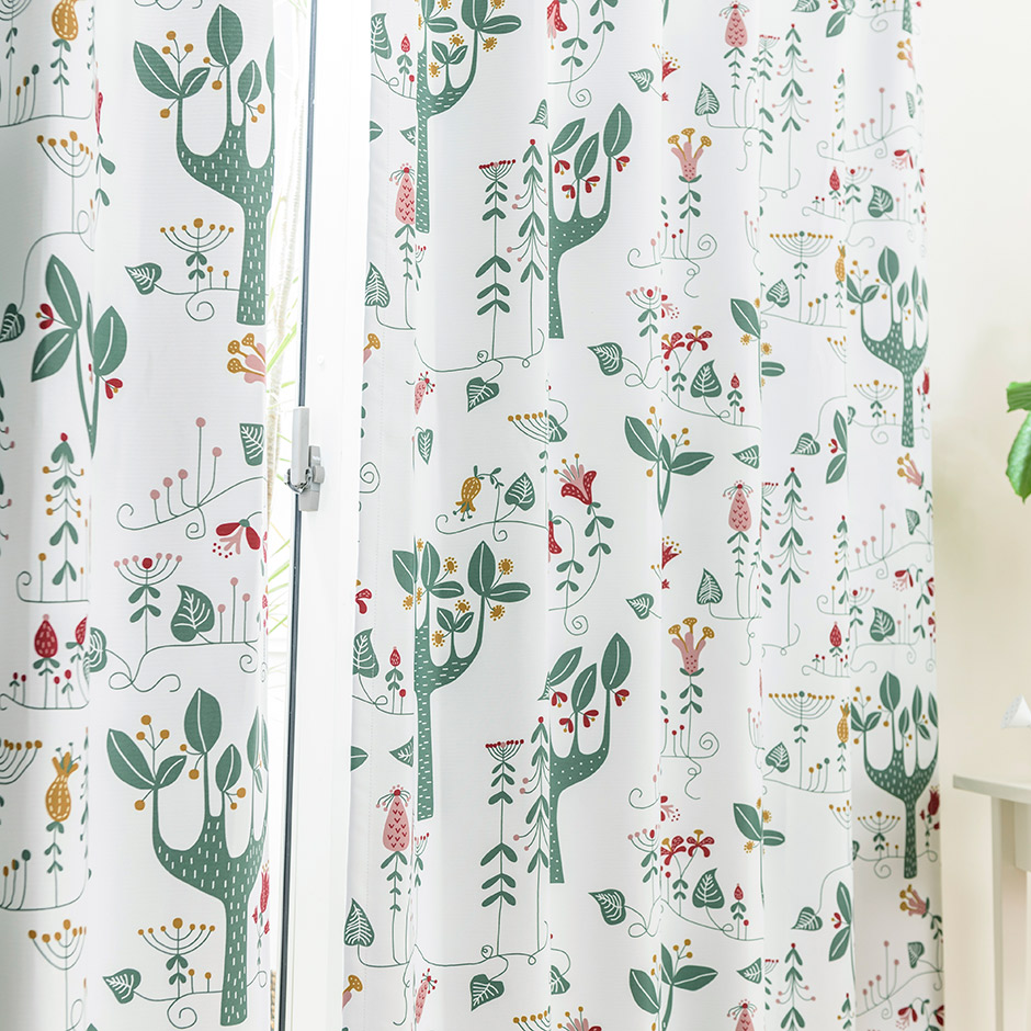 おとぎ話の森のようなプリント2級遮光カーテン　MORI11078