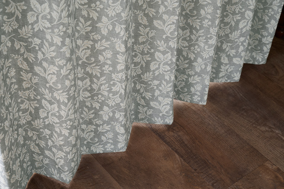 動きのあるリーフと花の柄をジャガード織で表現した裏地付き2級遮光カーテン　DW-02