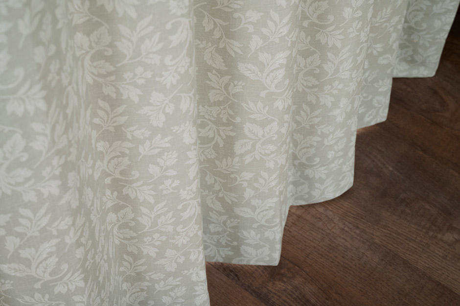 動きのあるリーフと花の柄をジャガード織で表現した裏地付き2級遮光カーテン　DW-02