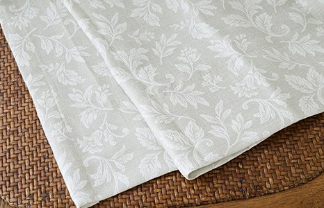 動きのあるリーフと花の柄をジャガード織で表現した裏地付き2級遮光カーテン　DW-02