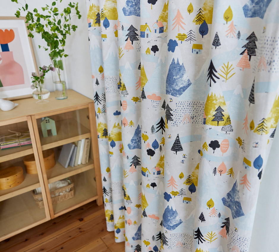 【3級遮光カーテン】雪山で暮らす人やイエティがかくれている楽しいデザイン ユキヤマ（D-1196)