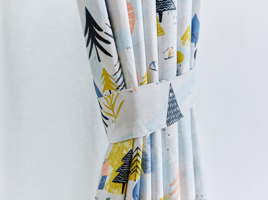 【3級遮光カーテン】雪山で暮らす人やイエティがかくれている楽しいデザイン ユキヤマ（D-1196)