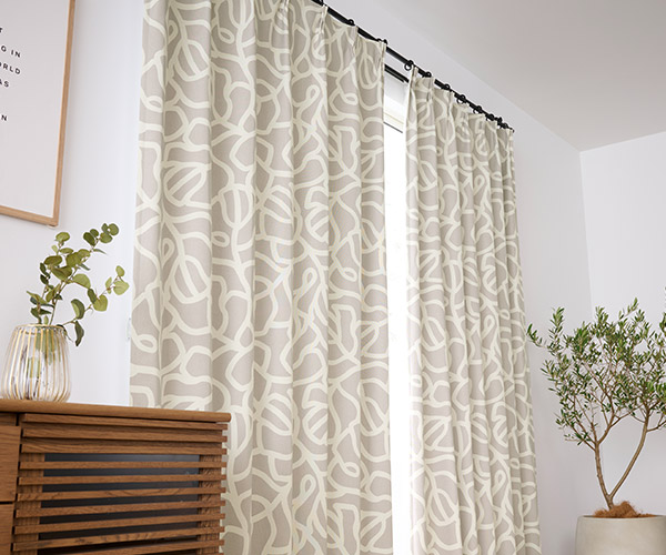 幾何学模様のようなモンステラ柄がモダンな1・2遮光カーテン　D-1168 