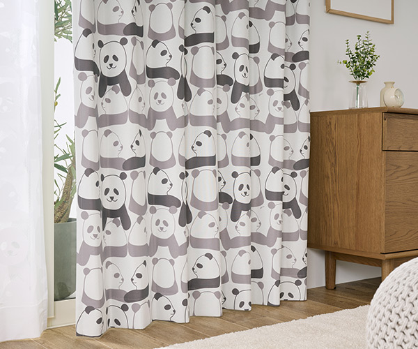 かわいいパンダ柄！子供部屋におすすめの2級遮光カーテン　panda（D-8009）